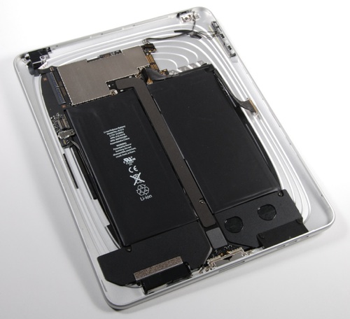 Hier ein Blick auf den Akku und das Mainboard (oben links im Bild)