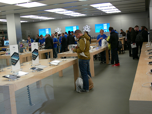 Die Sicherheitsleute lassen die Kunden schubweise in den Store. An Demostations kann das iPad vor dem Kauf ausprobiert werden.