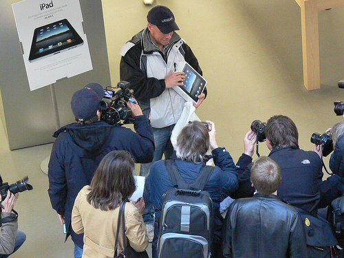 Fünf Minuten Ruhm: Wer ein iPad ergattern konnte, wird von Journalisten umringt ...