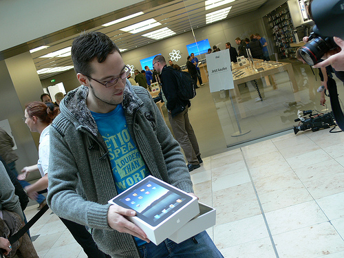 Daniel W. aus Norderstedt gehört zu den ersten Kunden des Hamburger Apple Stores an diesem Morgen.