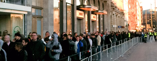 Warteschlangen vor Apple Stores kommen nicht aus der Mode.