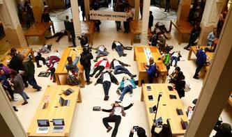 Die-Ins in Frankreich: Aktivisten protestieren gegen Steuerflucht in Apple Stores