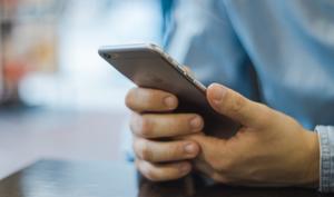 Kostenlose Schwulenpornos auf dem iPhone Nackte Küken quietschen