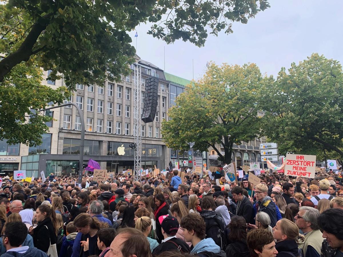 massiver andrang vor dem apple store