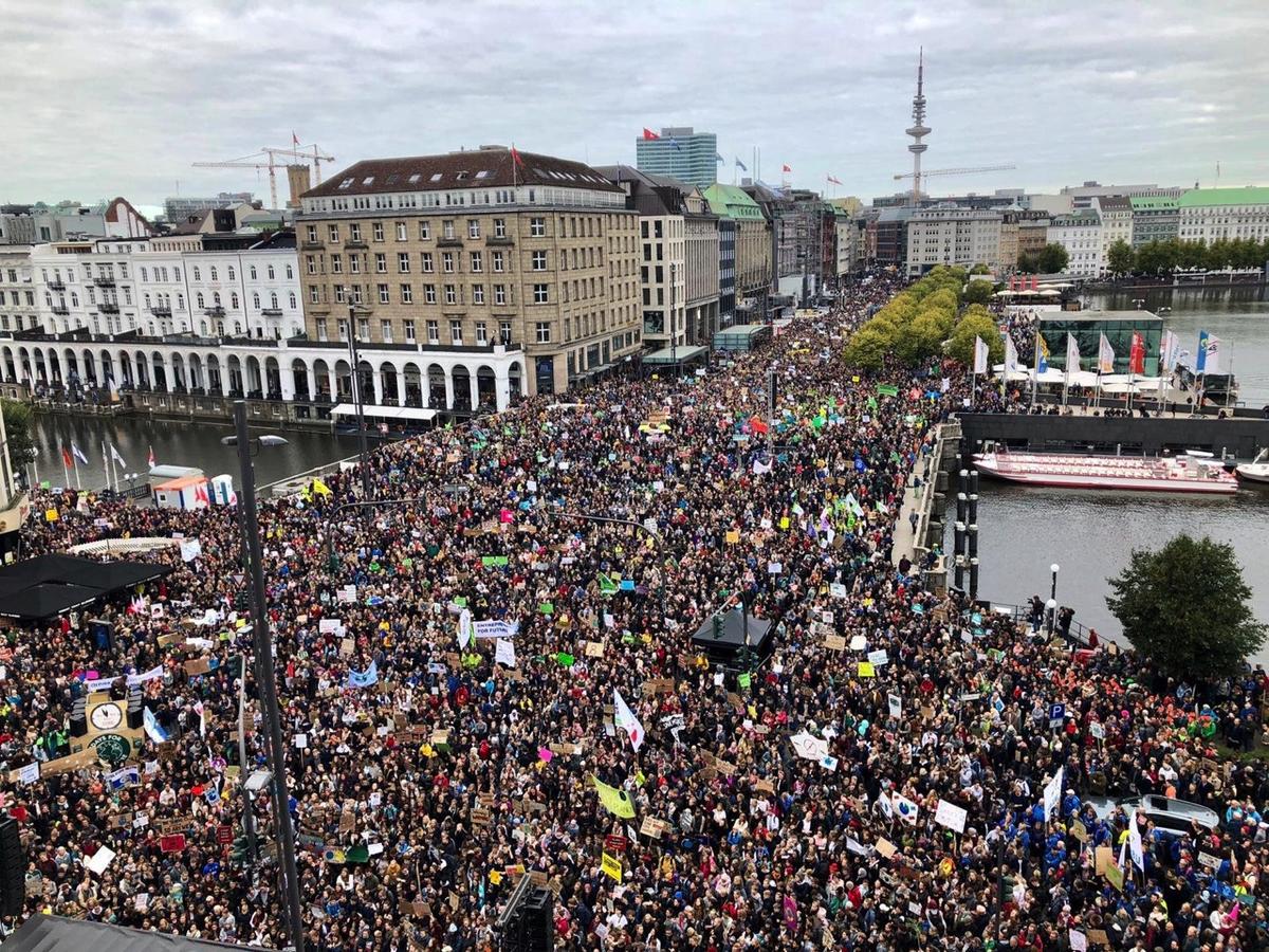 massiver andrang vor dem apple store