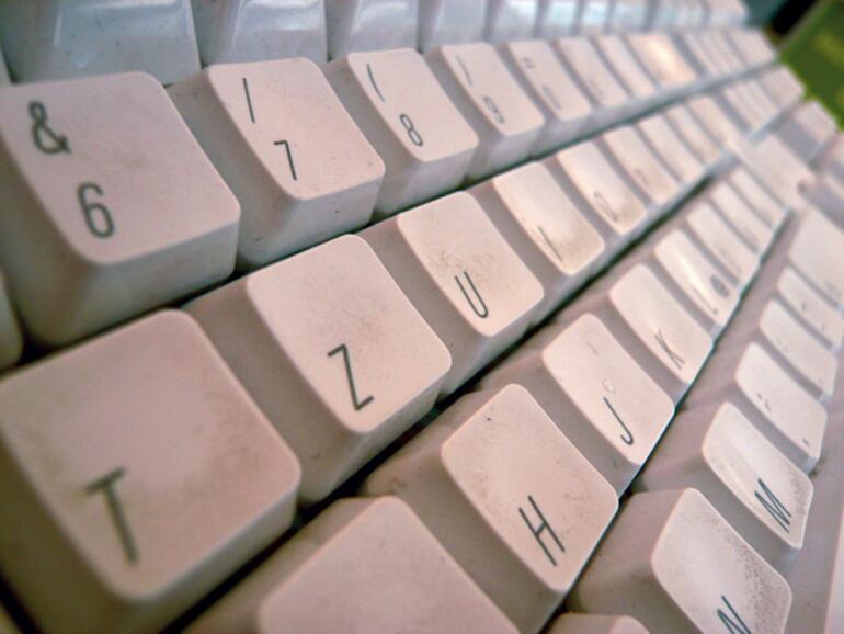 &amp;lt;b&amp;gt;Tastenschmutz&amp;lt;/b&amp;gt;: Ein Tischstaubsauger hilft, den gröbsten Dreck zu entfernen.