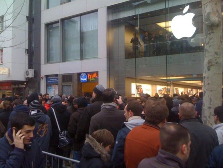Menschentraube vor dem Apple Store: Auch nach einer Stunde war der Andrang groß.