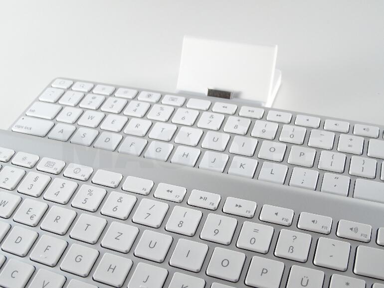 &amp;lt;b&amp;gt;Das Apple Wireless Keyboard (vorne im Bild) und das Apple iPad Keyboard Dock im Vergleich&amp;lt;/b&amp;gt;