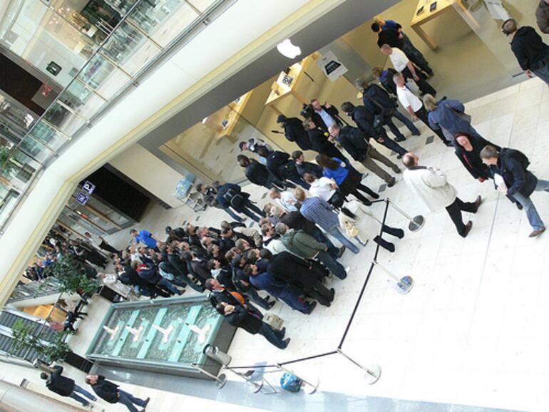 &amp;lt;b&amp;gt;Schlange stehen für das iPad: Geschätzte 200 bis 300 Menschen standen gegen 8 Uhr vor dem Apple Store im EKZ Alstertal&amp;lt;/b&amp;gt;