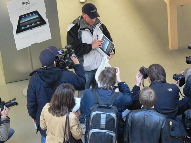 &amp;lt;b&amp;gt;Fünf Minuten Ruhm: Wer ein iPad ergattern konnte, wird von Journalisten umringt ...&amp;lt;/b&amp;gt;
