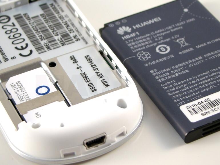 &lt;b&gt;Beide Wireless Hotspots verbergen hinter der Rückenabdeckung einen SIM-Slot und Platz für den Akku&lt;/b&gt;