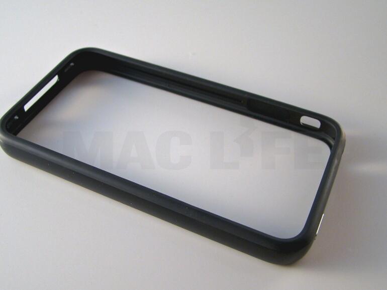 &lt;b&gt;Der Bumper spart bis auf den Micro-SIM-Slot jede Öffnung des iPhones aus. Die eingearbeiteten Metallknöpfe sind auf der Rückseite mit Plastik versehen, damit keine Kratzer entstehen können.&lt;/b&gt;