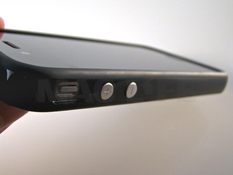 &lt;b&gt;Das Zuebhörteil liegt eng am iPhone an, lässt sich aber ohne großen Kraftaufwand wieder abnehmen.&lt;/b&gt;