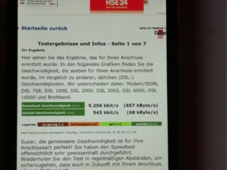 &lt;b&gt;iPhone 4 auf einem Holztisch liegend, mit laut Anzeige „vollem Empfang“ im 3G-Netz&lt;/b&gt;