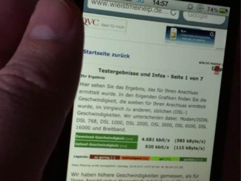 &lt;b&gt;iPhone 4 im „Todesgriff“: Die Empfangsanzeige ist zurückgegangen, auf den gemessenen Datendurchsatz hat das bei dieser Stichprobe aber keine dramatischen Auswirkungen&lt;/b&gt;