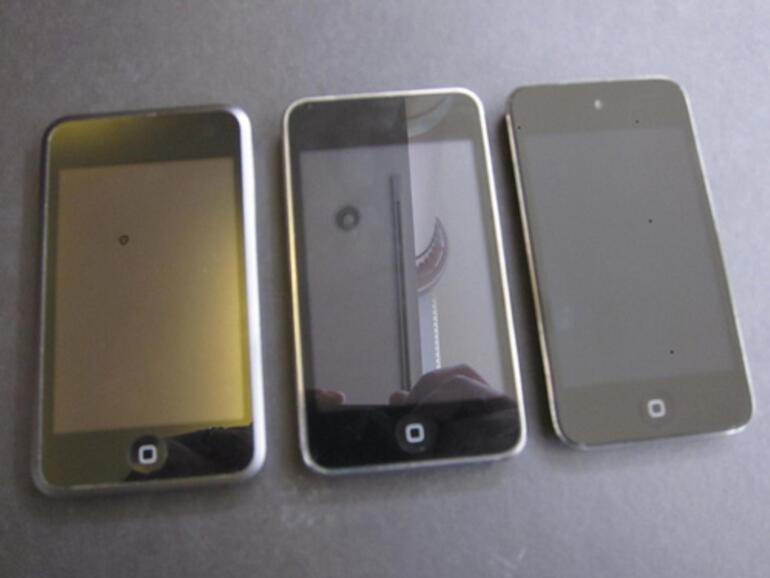 &lt;b&gt;Augen geradeaus!&lt;/b&gt; Eine Gegenüberstellung der ersten, einer der beiden mittleren sowie der jüngsten Generation iPod touch.