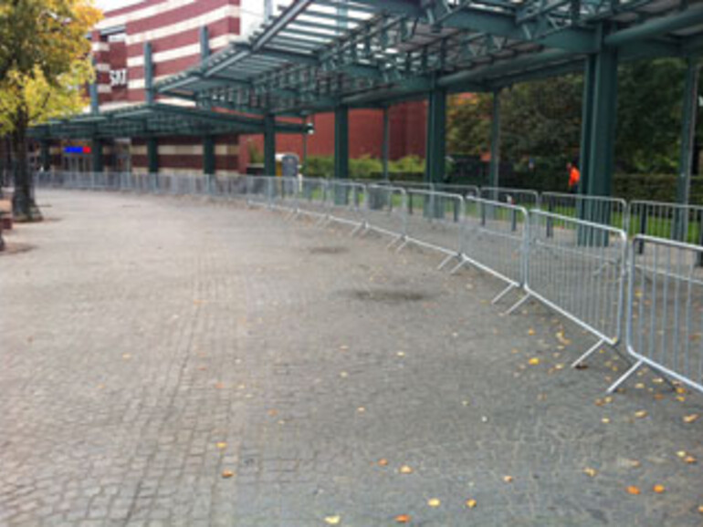 &amp;lt;b&amp;gt; Apple Store Eröffnung Oberhausen: &amp;lt;/b&amp;gt; Gegen 8 Uhr herrscht vor dem Einkaufsparadies noch die Ruhe vor dem Sturm