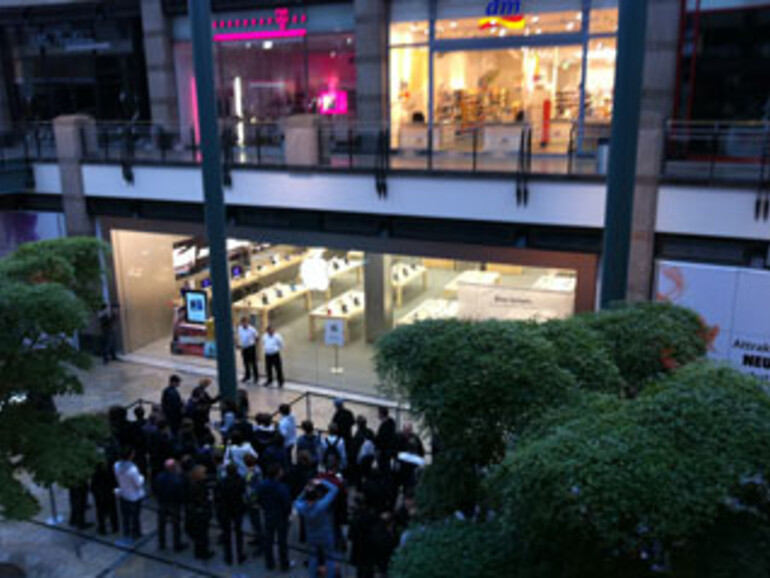 &amp;lt;b&amp;gt; Apple Store Eröffnung Oberhausen: &amp;lt;/b&amp;gt;... denn die haben sich bereits vor dem Apple Store eingefunden