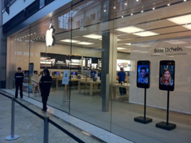 &amp;lt;b&amp;gt; Apple Store Eröffnung Oberhausen: &amp;lt;/b&amp;gt; Während Innen die letzten Vorbereitungen laufen, werden Schaulustige mit iPhone- und iPad-Werbung bei Laune gehalten
