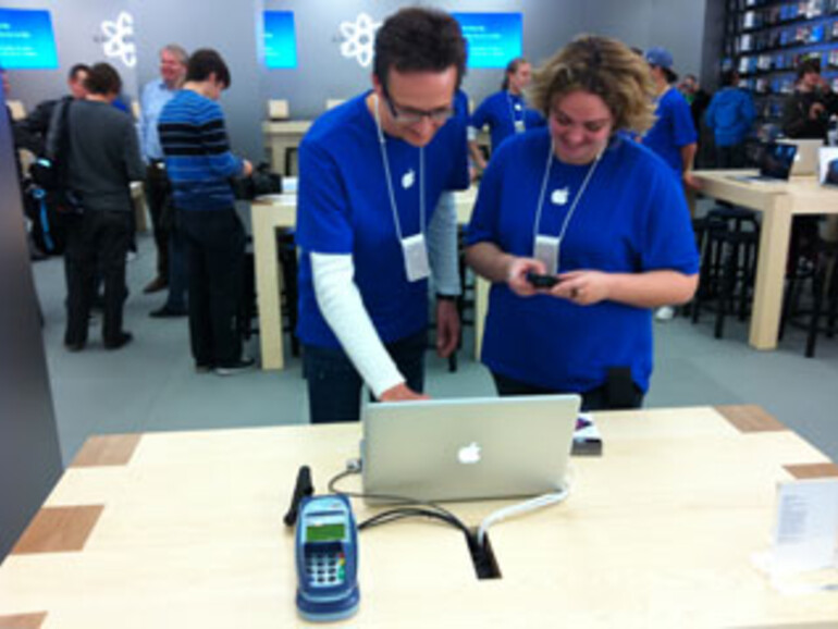 &amp;lt;b&amp;gt; Apple Store Eröffnung Oberhausen: &amp;lt;/b&amp;gt; Für viele Mitarbeiter ist das Kassensystem neu: Erfahrene Trainer helfen aus