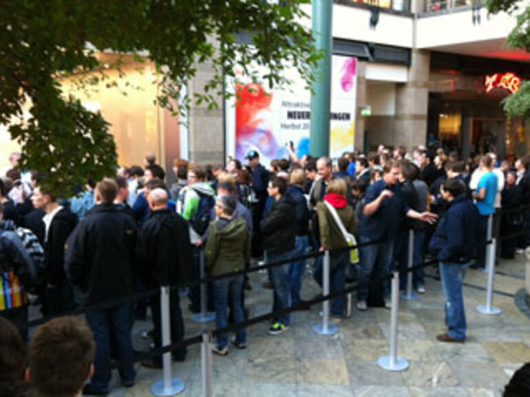 &amp;lt;b&amp;gt; Apple Store Eröffnung Oberhausen: &amp;lt;/b&amp;gt; Draußen wartet man weiter ...