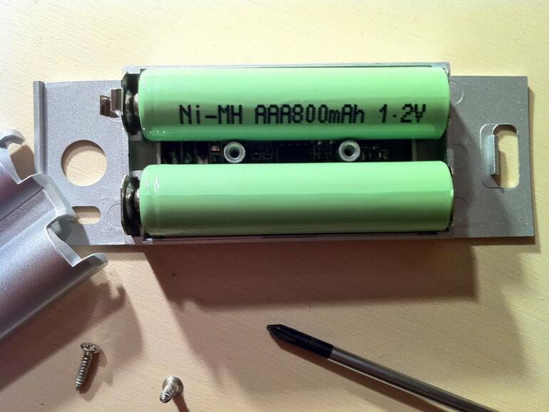 Das Akku-Pack beherbergt zwei NiMH-Akkus mit einer Kapazität von 800 mAh.