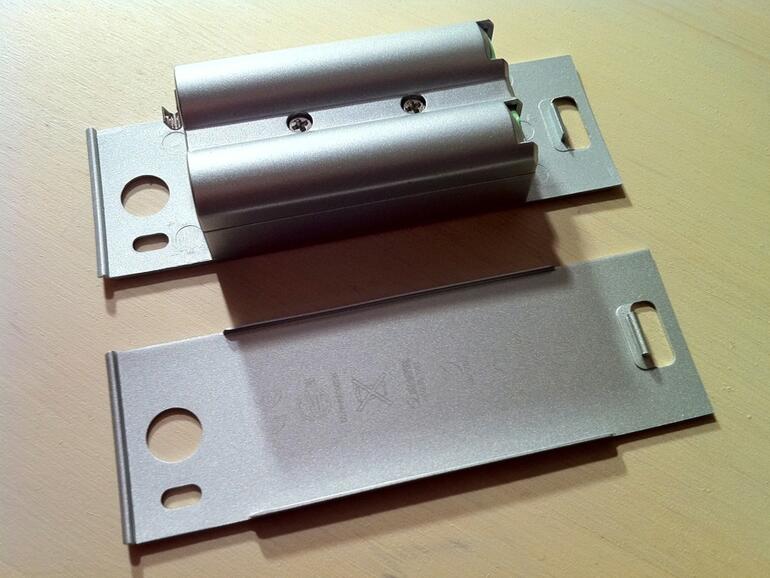 Der Einbau gestaltet sich nicht schwieriger als ein normaler Batteriewechsel, die Original-Batteriefachabdeckung wird einfach gegen das Magic-Charger-Akku-Pack ausgetauscht.