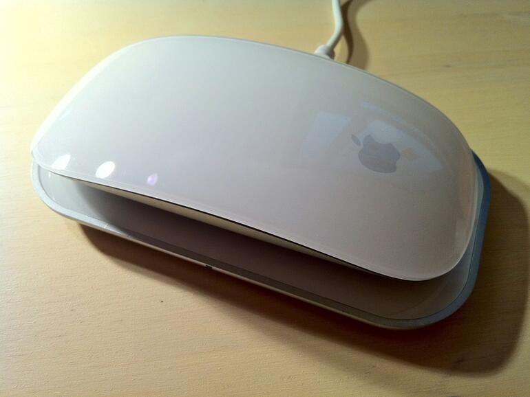 Die Ladestation ist in Bezug auf das Design auf die Apple-Produkte abgestimmt, selbst das mitgelieferte USB-Kabel ist schneeweiß und mit einem formschönen Stecker ausgestattet.