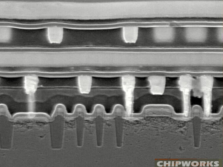 Die Transistor-Struktur des Apple A4-Prozessors unter dem Elektronen-Mikroskop