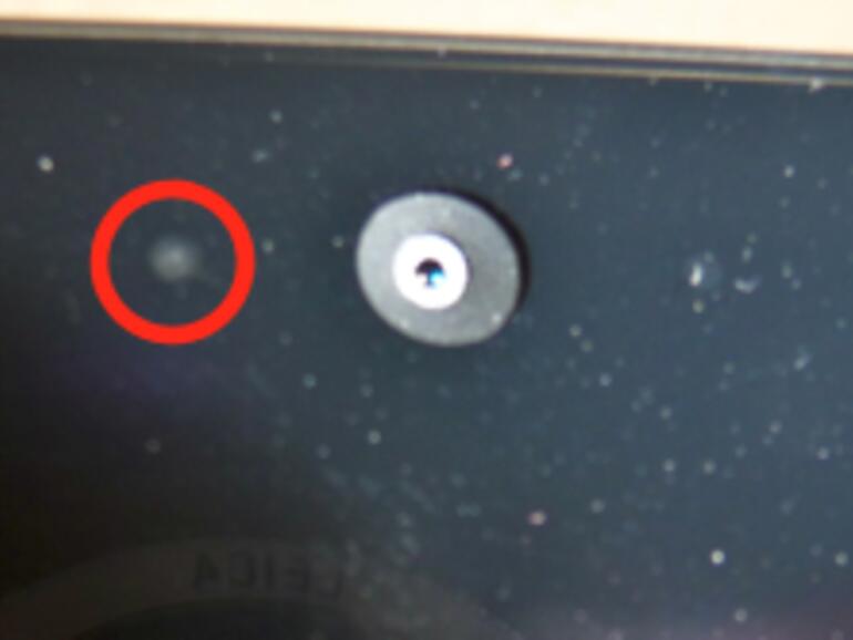 Links der FaceTime-HD-Kamera sitzt beim neuen iMac der Helligkeitssensor, der auf Anwenderwunsch die Displayausgabe an die Umgebungsbeleuchtung anpassen kann.