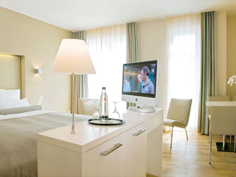 In jedem Zimmer im Hotel Nymphe steht ein iMac, Zubehör wie Docking-Stationen für iPhones werden an der Rezeption bereitgehalten