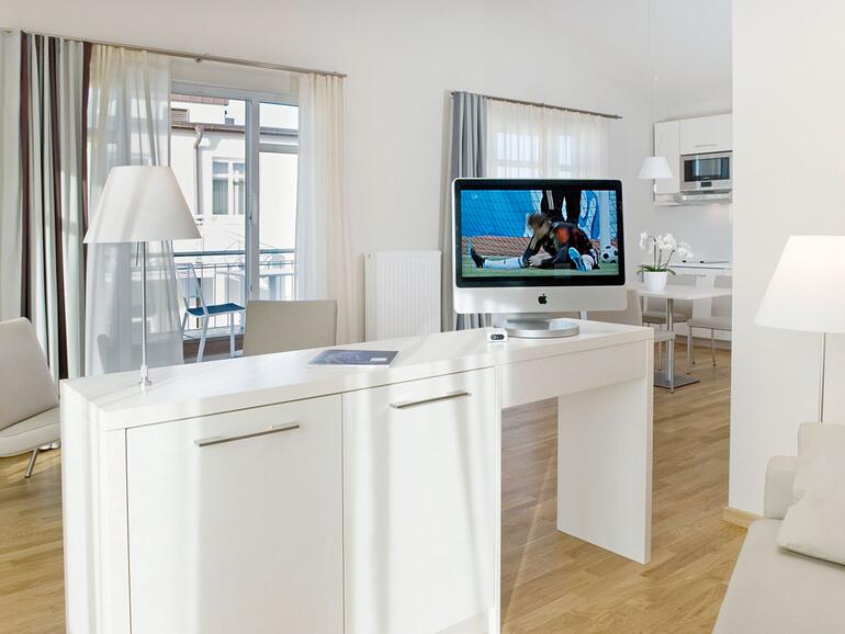 Sobald der Gast den iMac einschaltet, startet das Radio- oder Fernsehprogramm