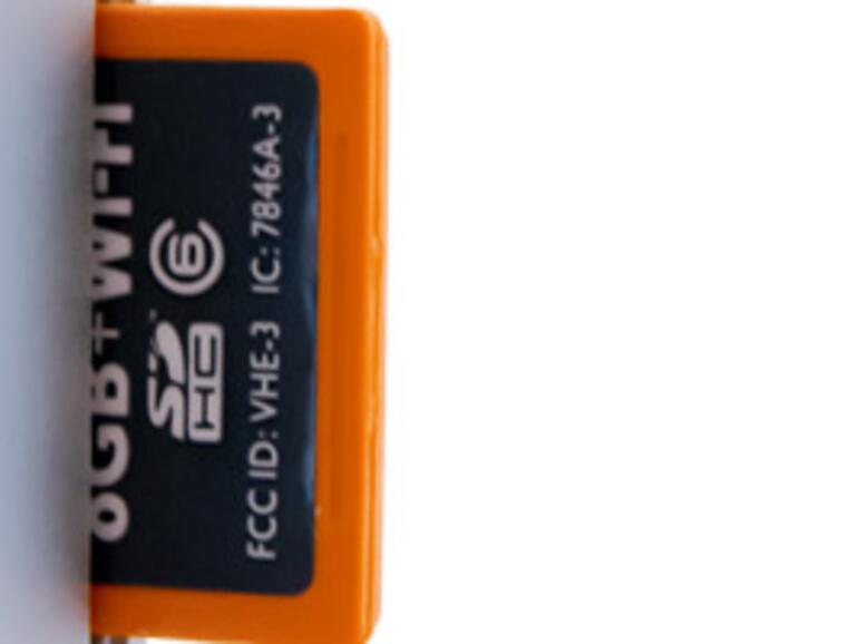 &amp;lt;strong&amp;gt;Ganz ohne Kartenleser …&amp;lt;/strong&amp;gt; … geht es nicht: Die Einrichtung der Karte muss am Mac erfolgen. Im Lieferumfang befindet sich hierzu ein einfaches Lesegerät für den USB-Anschluss, der SDHC-Slot aktueller Macs kann aber ebenfall