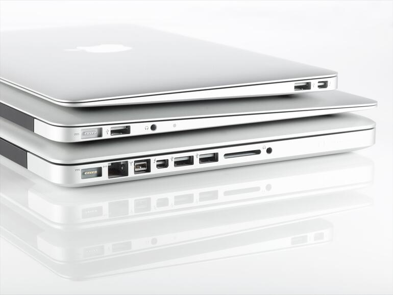 Gegenüber den filigranen MacBook Air 11” und 13” wirkt das MacBook Pro 13” ziemlich wuchtig