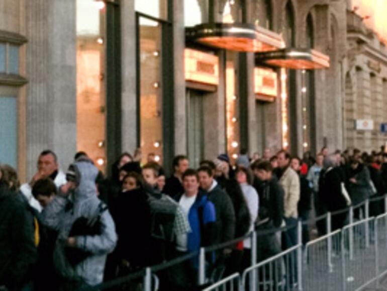 Warteschlangen vor Apple Stores kommen nicht aus der Mode.