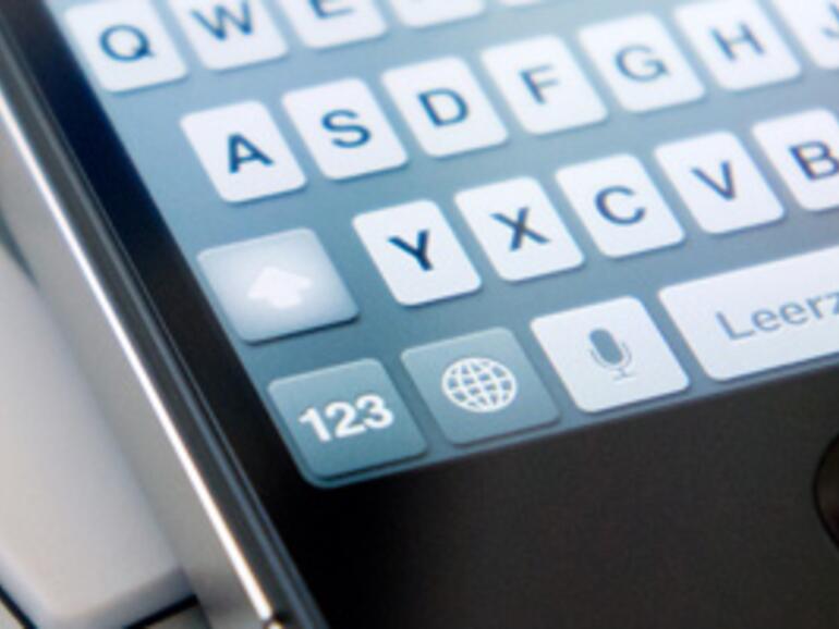 <strong>Texte lassen sich (fast) überall dort diktieren, wo die Standard-Bildschirmtastatur eingeblendet wird: Um ein Diktat zu starten, berührt man lediglich die Mikrofon-Schaltfläche links neben der Leertaste.</strong>