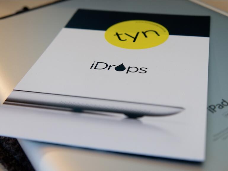 Die Verpackung in Form einer Klapp-Postkarte dient auch als Klebehilfe.