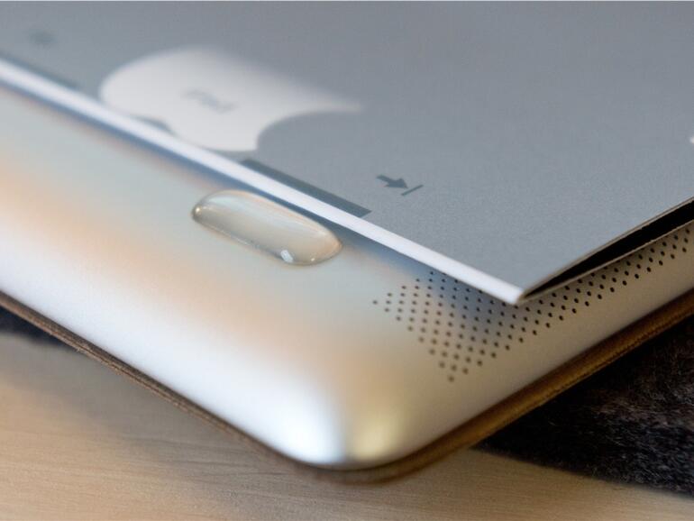 Unser Tipp: Wer ein Smart Cover besitzt, kann das iPad 2 einfach mit der Cover-Seite voraus ablegen. Die iDrops vereinfachen allerdings das Handling: Das Tablet liegt nicht länger direkt auf der Ablagefläche auf und lässt sich deshalb leichter greifen.