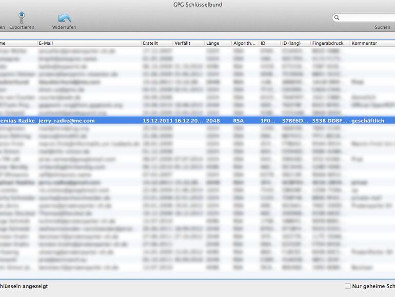 Auf einem Schlüsselserver kann man seine öffentlichen Schlüssel bereitstellen. Mittels Fingerabdruck kann die dazugehörige Person verifiziert werden.
