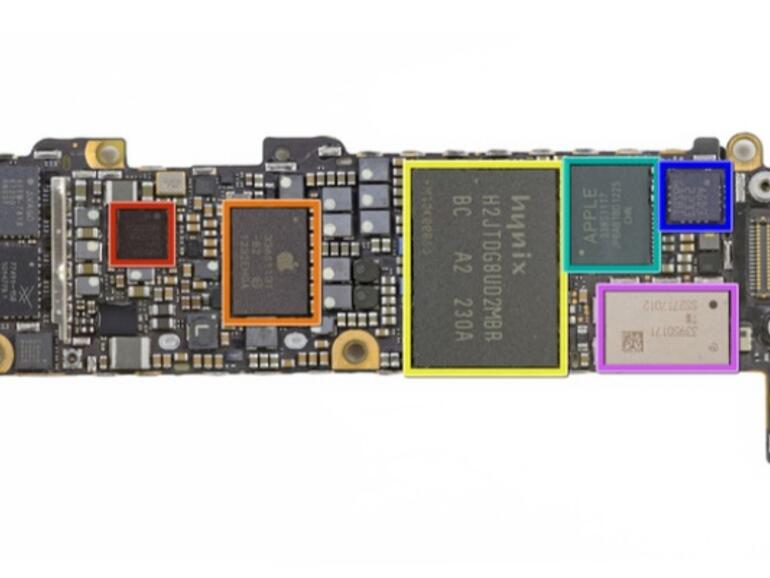 Ein Blick auf die Oberseite des Logicboards: Gut zu sehen ist das WiFi-Modul (lila/pink markiert), das Gyroscope-Modul wie man es aus iPhone 4S und iPad 2 kennt (blau), der Qualcomm-Chip (rot) und der NAND-Flashspeicher mit 16 GB (gelb).