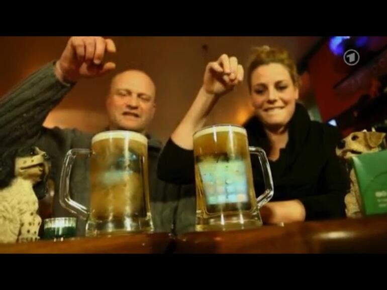 Samsung gegen Apple- Im Bierglastest ging es um die Anfälligkeit der Geräte.