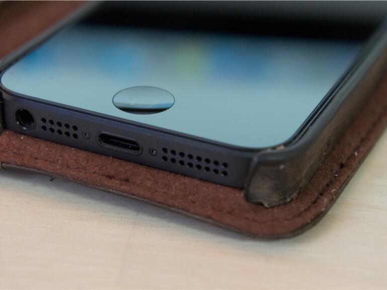 Das iPhone wird im BookBook gut geschützt - wer die Vorderseite seines iPhones trotz des Lederdeckels besser geschützt haben will, kann zusätzlich eine Folie anbringen