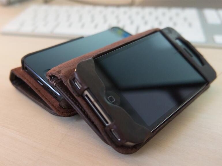 Während die iPhone 4/4S-Variante einen eigenen Einschub für das Apple-Smartphone bietet und vor allem die Kanten besser schützte, clippt man im aktuellen BookBook das iPhone 5 schlicht von oben ein