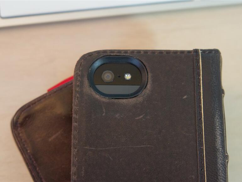 Ein Kritikpunkt am BookBook für das iPhone 4/4S: Zum Fotografieren muss das iPhone aus der Hülle geschoben werden, im iPhone-5-BookBook lugt die Kamera hingegen durch einen ovalen Auschnitt in der Rückseite