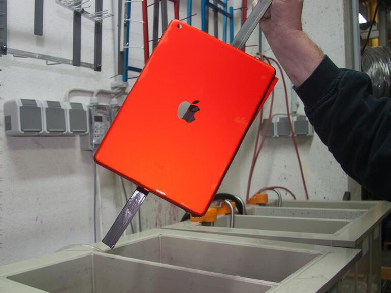 Im aufwendigen chemischen Färbeverfahren werden iPhone, iPad und Mac zu einem farblichen Einzelstück.