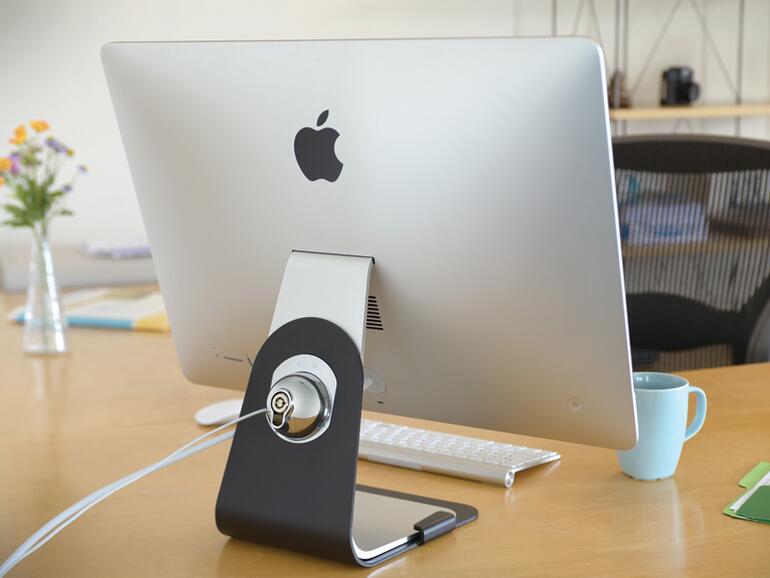 Die Firma Kensington schließt Ihren iMac fest an die Tischplatte an.