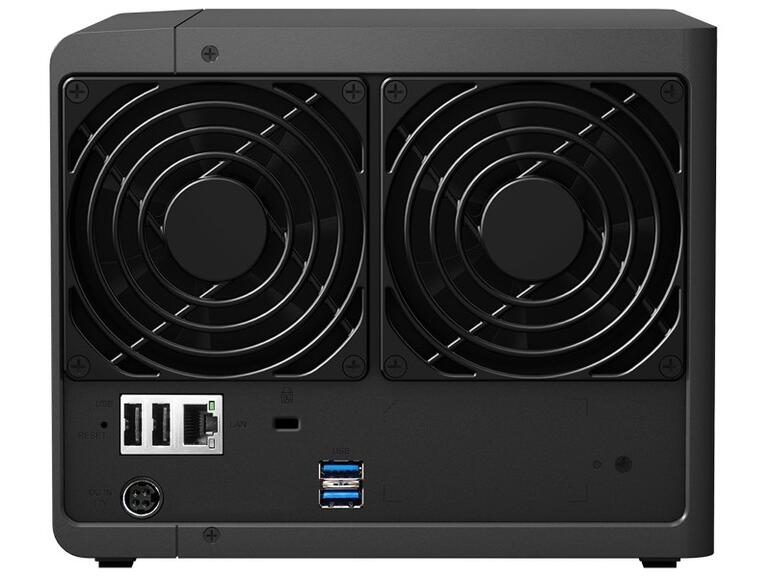 Die Rückseite: Hier finden sich je zwei USB-2.0- und 3.0-Anschlüsse. Darüber hinaus beherbergt die Rückseite den Anschluss für das externe Netzteil, die Netzwerkbuchse und eine Aussparung zum Anbringen eines Kensington Locks.