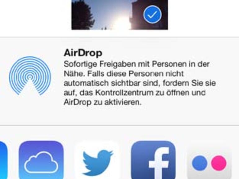 Mit der Foto-App vom iPhone können Sie über den „Teilen“- Knopf Ihre Bilder direkt zu Ihrem Flickr-Konto hochladen.