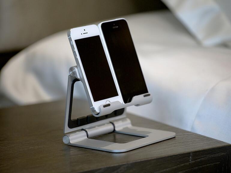 Ridge Stand mit zwei iPhones