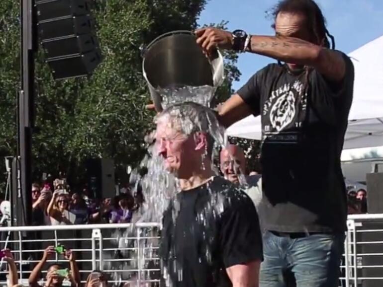 Apple-Chef Tim Cook lässt sich Eiswasser über den Kopf kippen